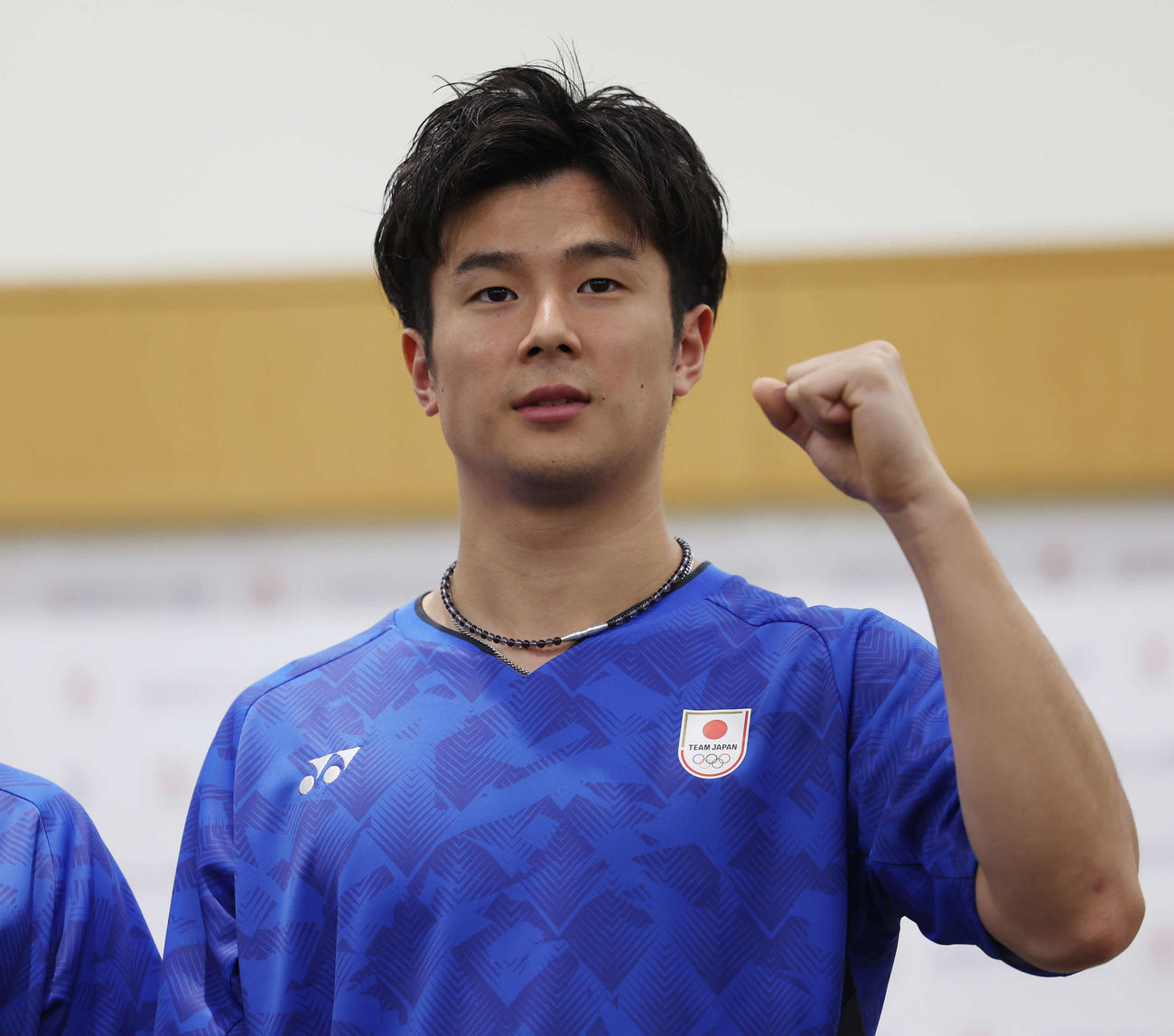 バドミントン日本代表内定会見でガッツポーズする男子ダブルスの小林（撮影・宮地輝）