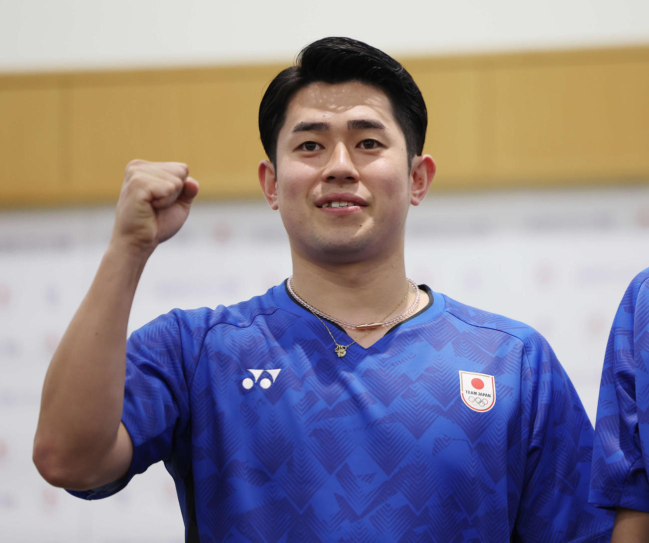 バドミントン日本代表内定会見でガッツポーズする男子ダブルスの保木（撮影・宮地輝）