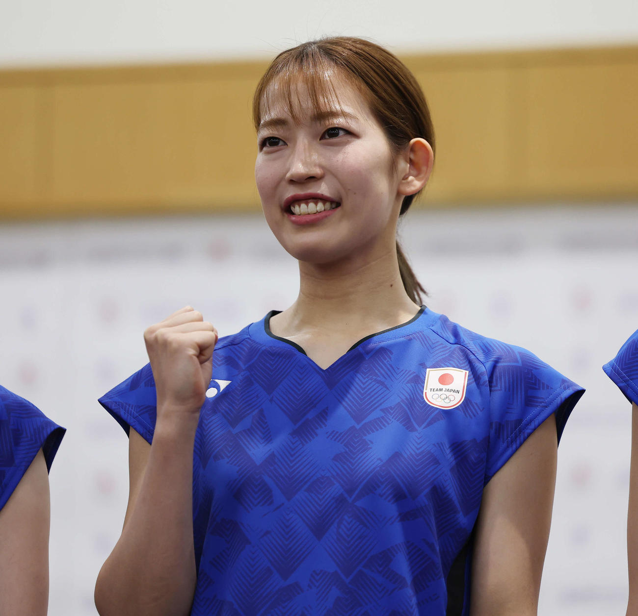 バドミントン日本代表内定会見でガッツポーズする女子ダブルスの松山（撮影・宮地輝）