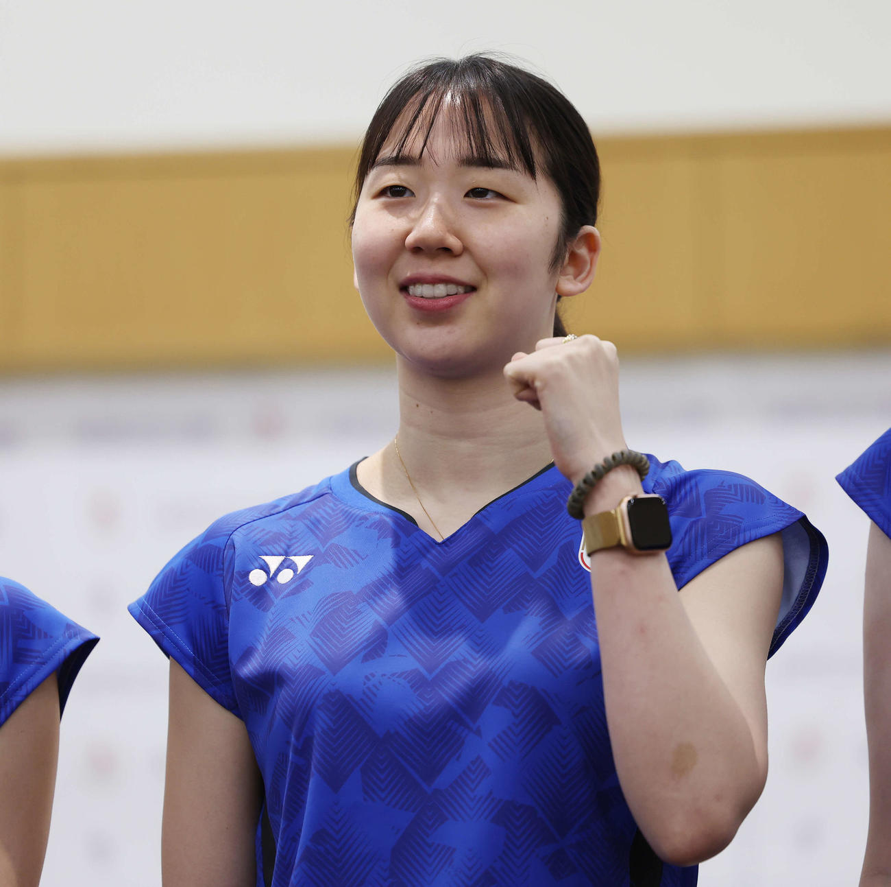 バドミントン日本代表内定会見でガッツポーズする女子ダブルスの永原（撮影・宮地輝）