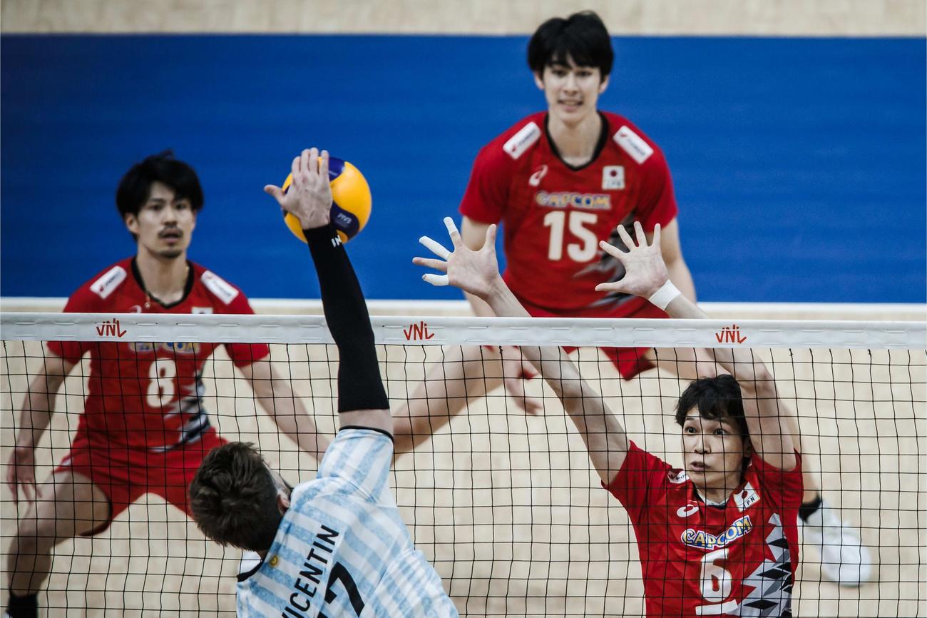 守備をする左から関田誠大、甲斐優斗、山内晶大（C）FIVB