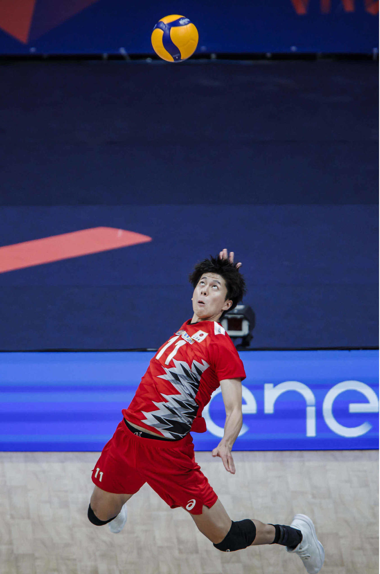 スパイクを打つ富田将馬（C）FIVB
