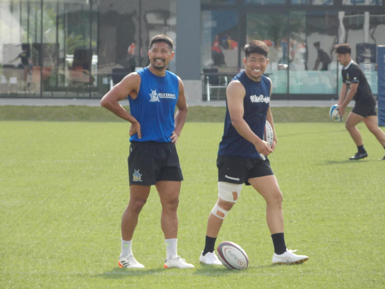 BL東京とのリーグワン決勝に向けて調整し、笑顔を見せる埼玉SH内田啓介（左）とSO松田力也（撮影・松本航）