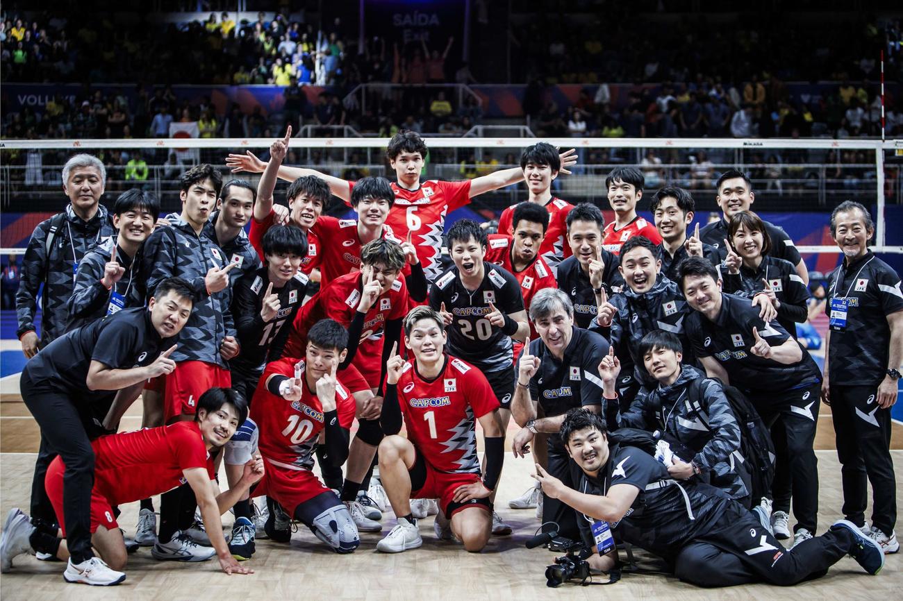 集合写真に納まる日本代表選手ら（C）FIVB
