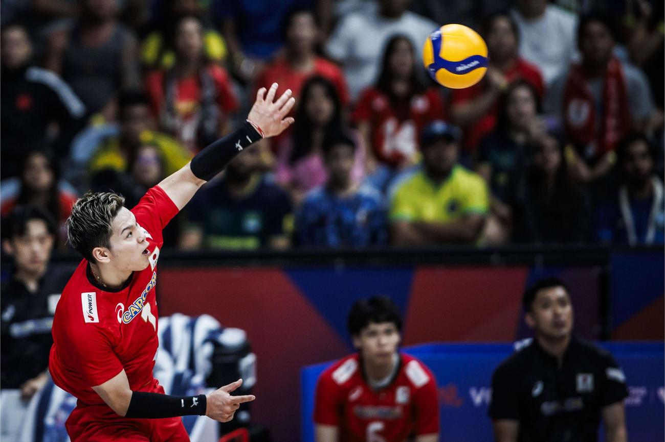 日本対ブラジル　スパイクを打つ西田（C）FIVB