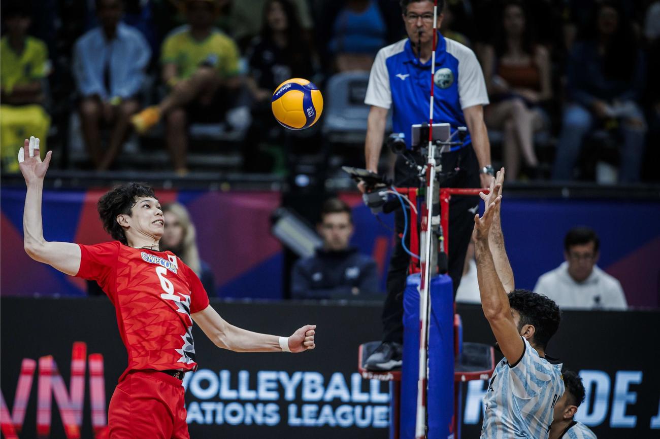 スパイクを打つ山内晶大（左）（C）FIVB
