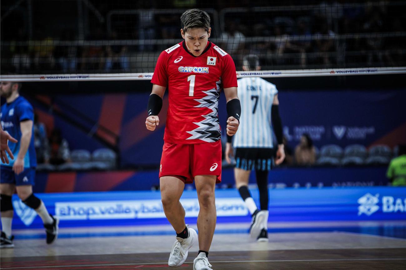 日本対アルゼンチン　得点にガッツポーズをする西田（C）FIVB