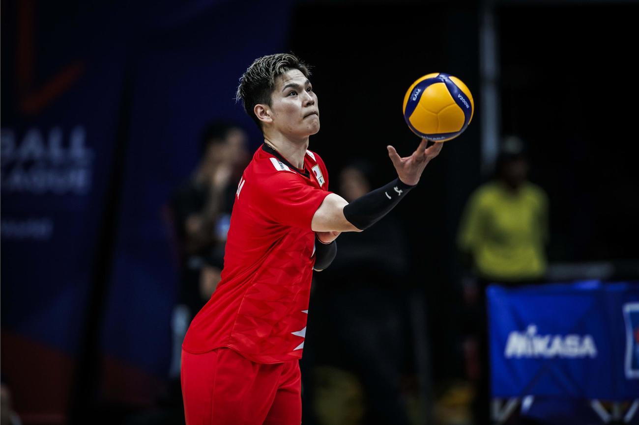 サーブを打つ西田有志（C）FIVB