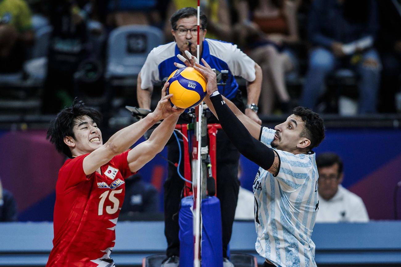 ネット際で攻防する甲斐優斗（左）（C）FIVB