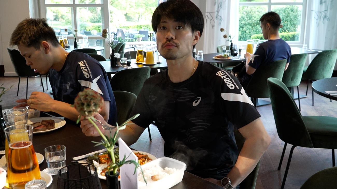 食事を摂る関田誠大（C）JVA