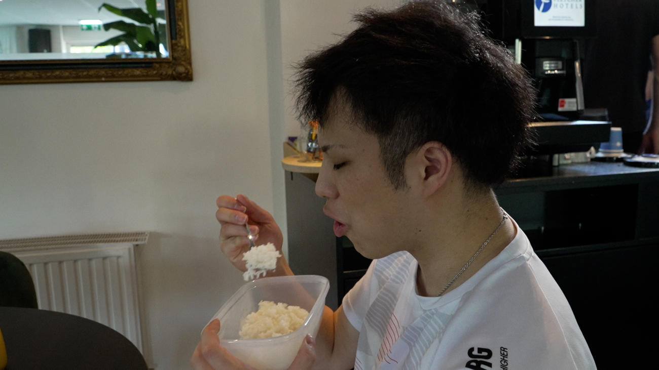 食事を摂る山本（C）JVA