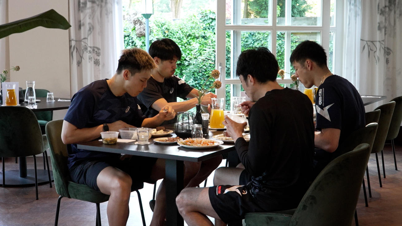食事する（左から）西田有志、関田誠大、深津旭弘、高橋健太郎（C）JVA