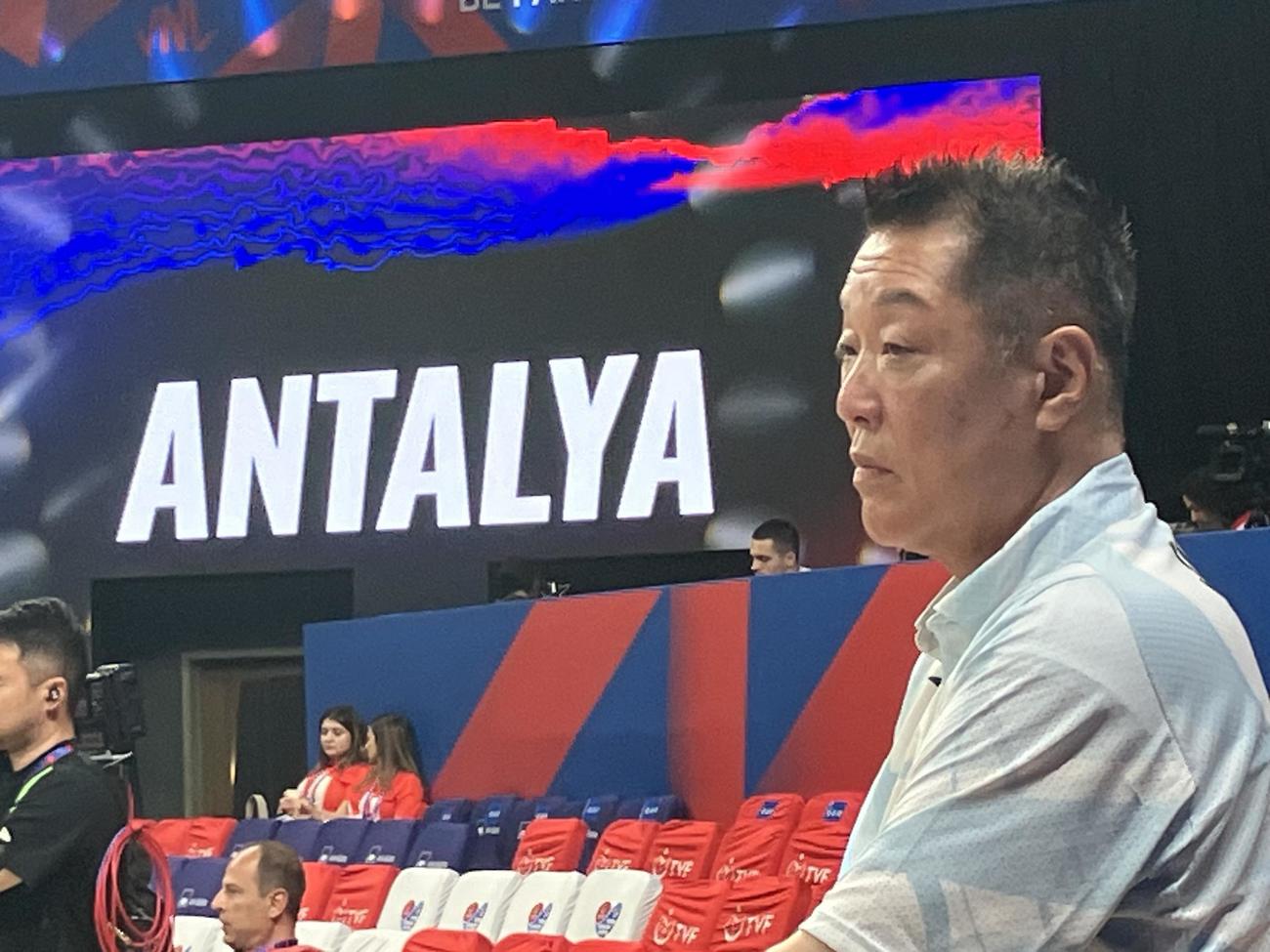 試合中、選手を見つめる真鍋政義監督（C）JVA