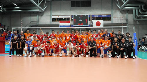 オランダ代表と写真に納まるバレーボール男子日本代表(C)JVA