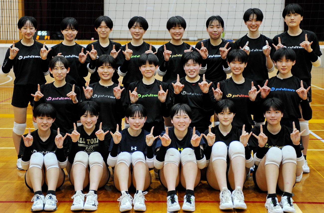 「三島南の校章」ポーズを決める選手たち　　