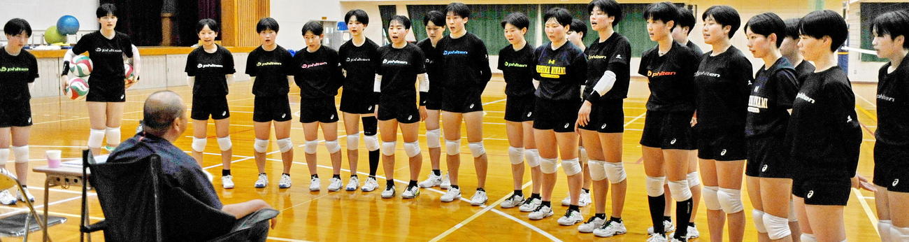 勝間田監督（手前）の話しを聞く三島南の選手たち　