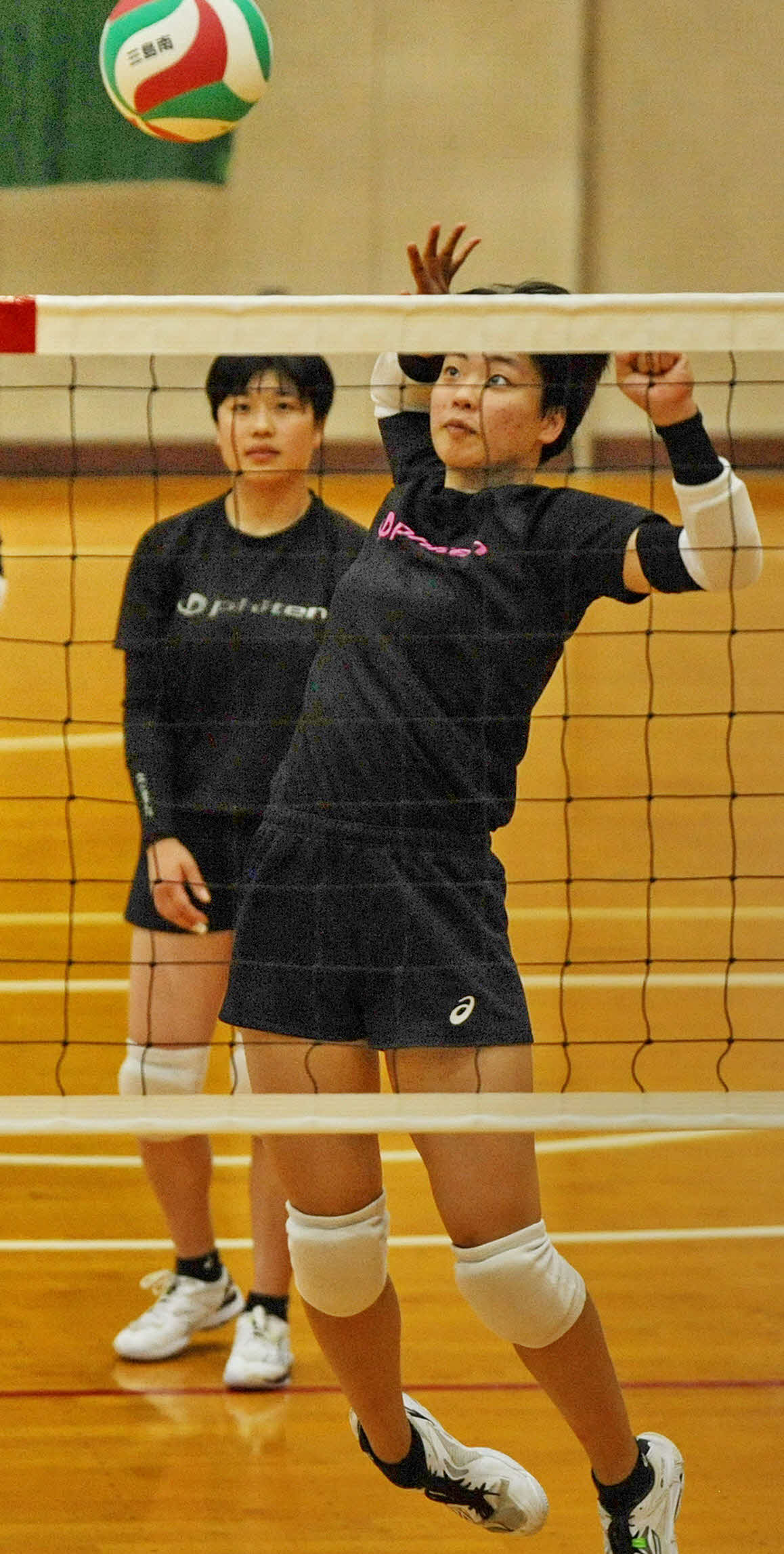 鋭いクイックを決める三島南MB稲葉千　
