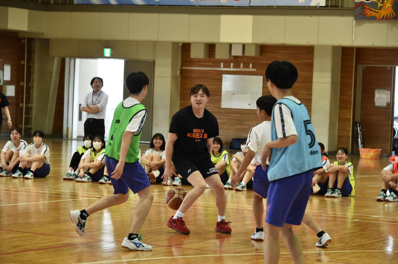 生徒とともにミニゲームを行う小池