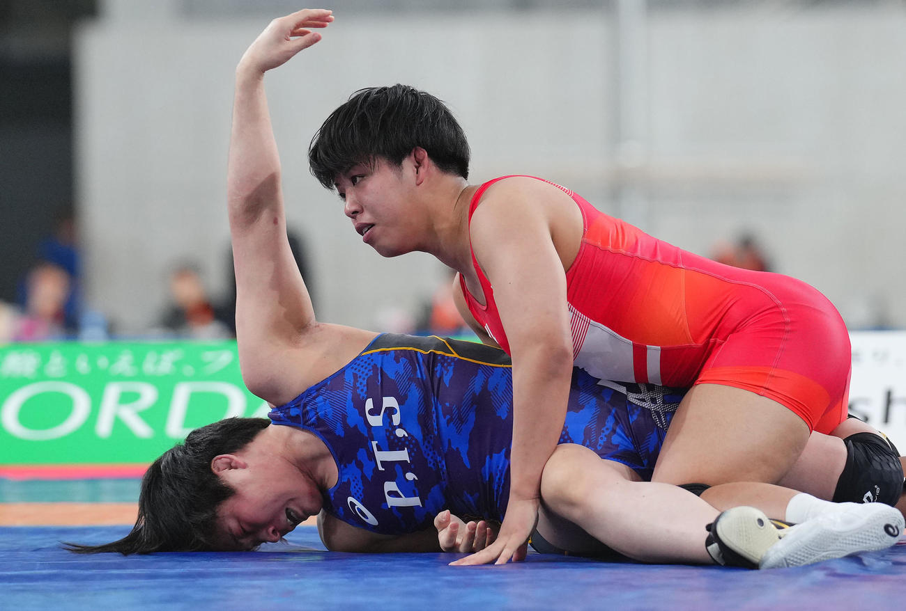 女子72キロ級・決勝、石井亜海対古市雅子　古市（左）に勝利し優勝を決める石井（撮影・垰建太）