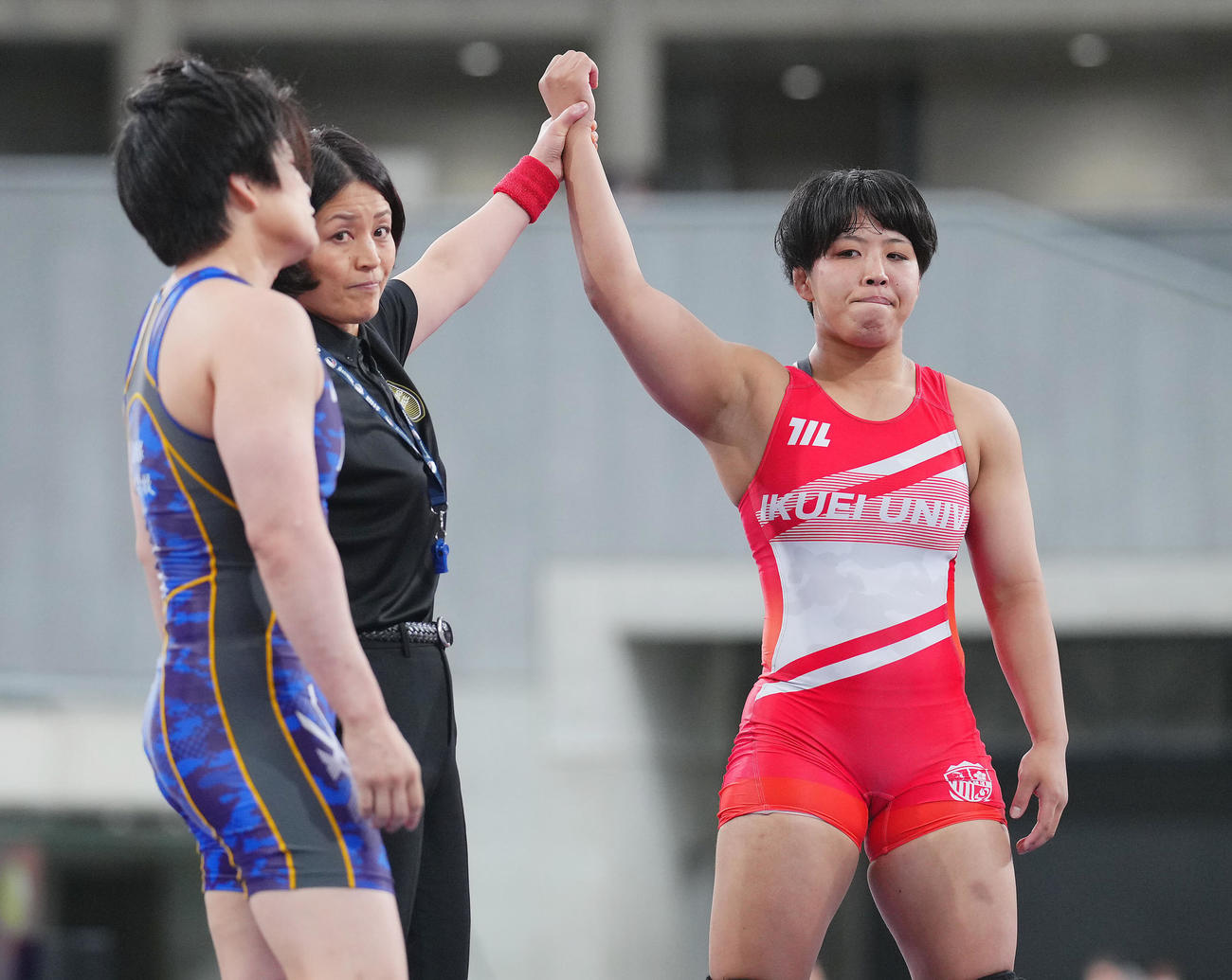 女子72キロ級・決勝、石井亜海対古市雅子　古市（左）に勝利し優勝を決める石井（撮影・垰建太）