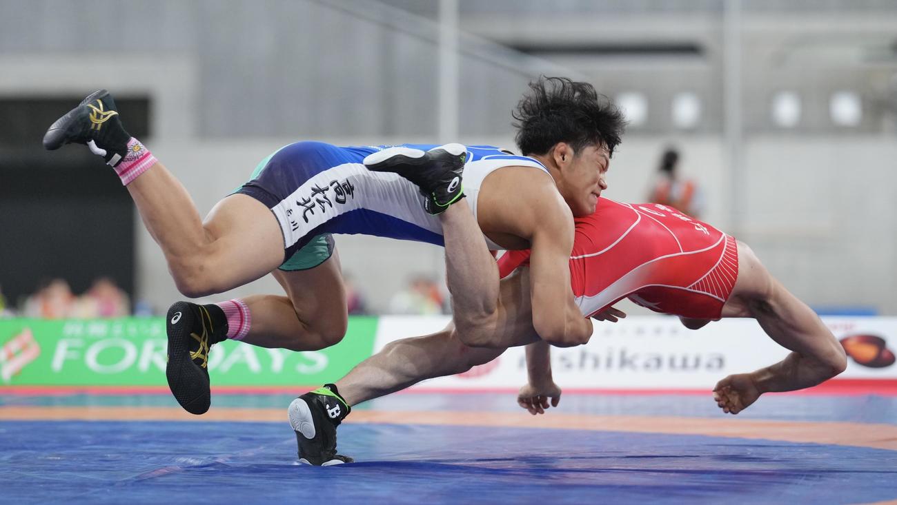 男子グレコローマン82キロ級決勝、岡嶋（右）を攻める吉田（撮影・垰建太）