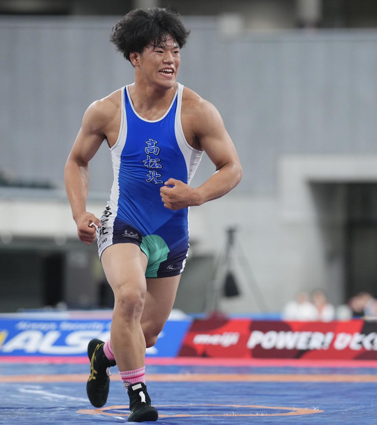 明治杯全日本選抜レスリング選手権大会　男子グレコローマン82キロ級決勝、岡嶋勇也対吉田泰造　優勝を決めかけ出す吉田（撮影・垰建太）