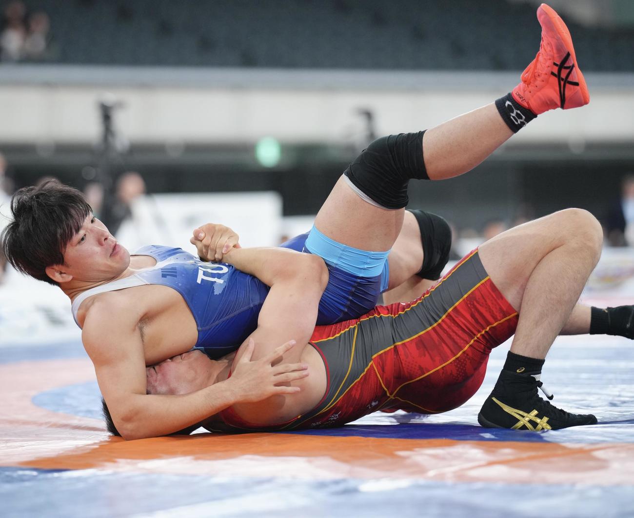 明治杯全日本選抜レスリング選手権大会　男子グレコローマン87キロ級決勝、鶴田峻大対高谷惣亮　鶴田（下）に攻められる高谷＝2024年5月23日