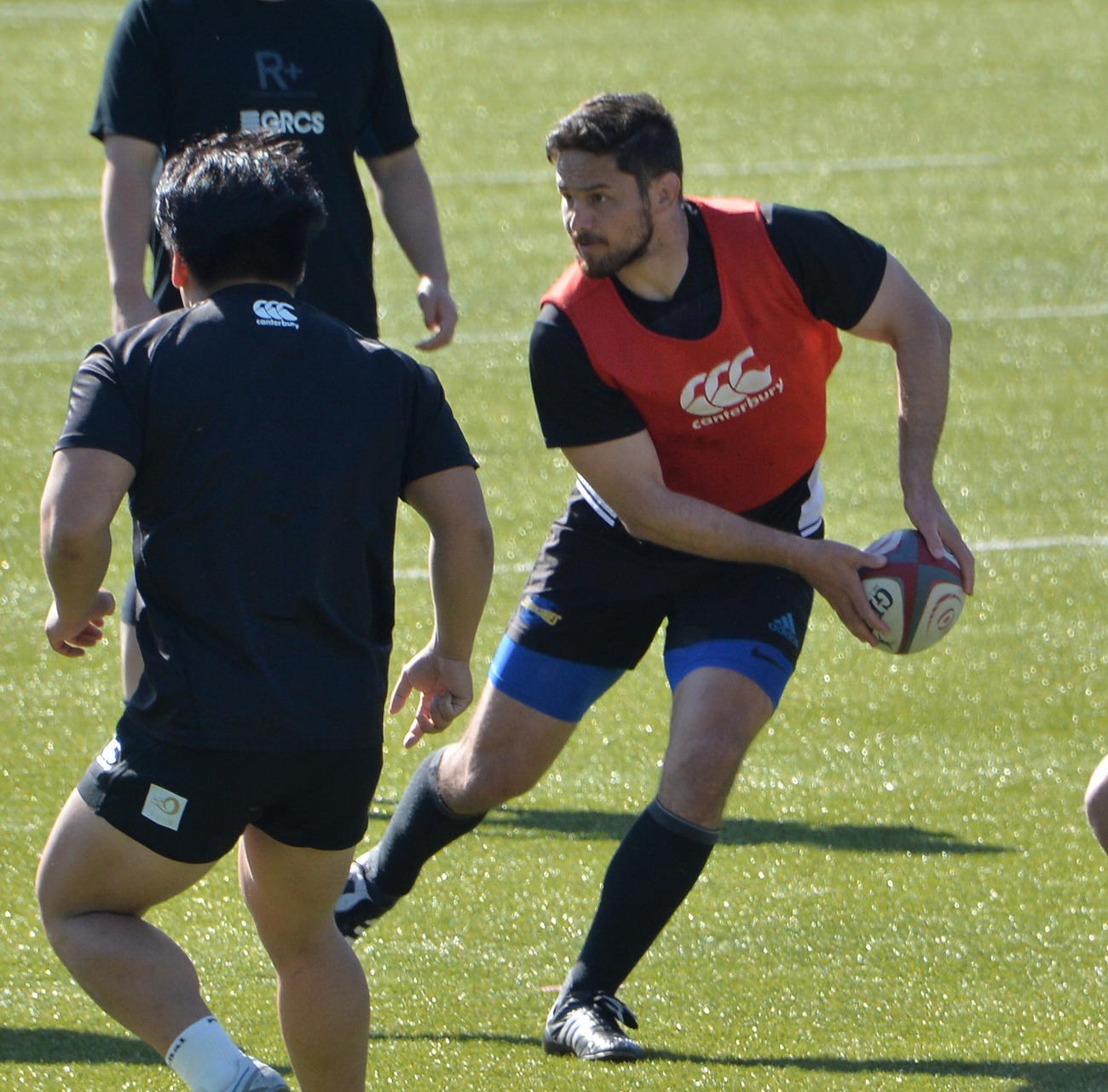 練習でパスを出す日本製鉄釜石シーウェイブス・バイスキャプテンのヘンウッド（右）（撮影・濱本神威）