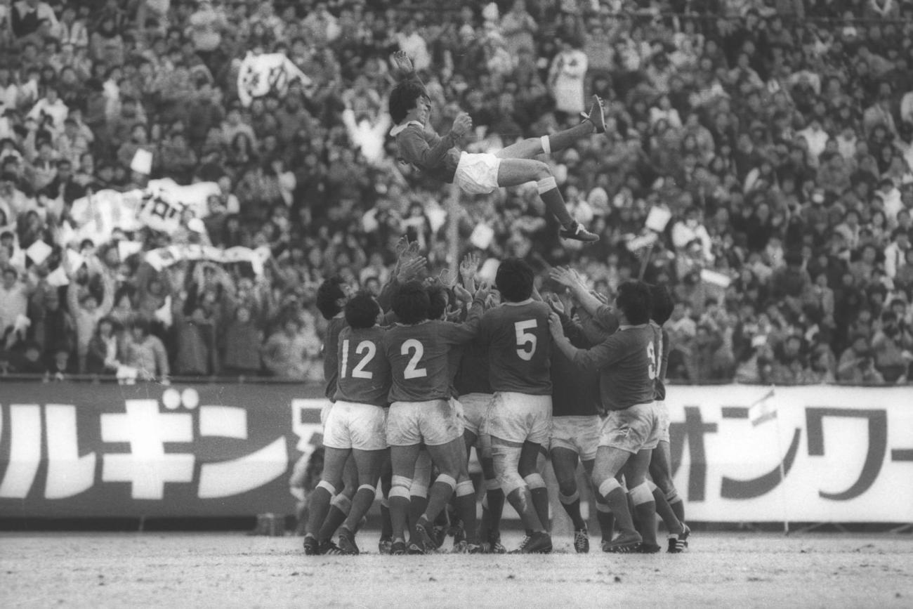 85年1月、日本選手権でV7を達成したノーサイドの瞬間、左足の痛みをこらえてフル出場した松尾雄治は、新日鉄釜石フィフティーンの手で涙の胴上げ