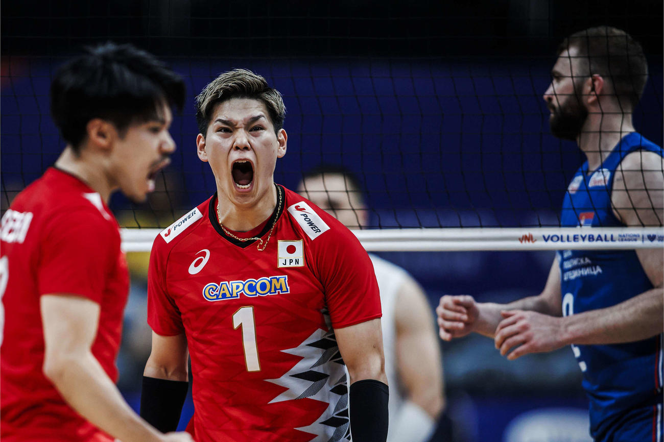 得点を喜ぶ西田有志（中央）（C）FIVB
