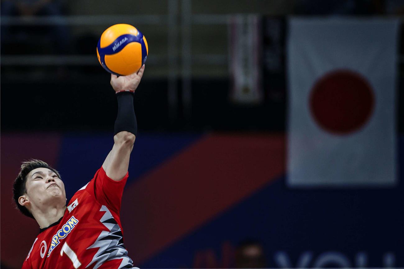 サーブを打つ西田有志（C）FIVB