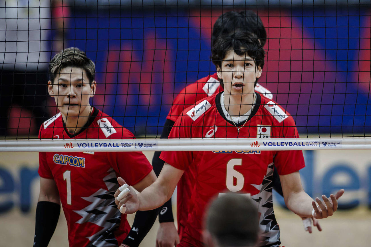 守備につく西田有志（左）と山内晶大（C）FIVB