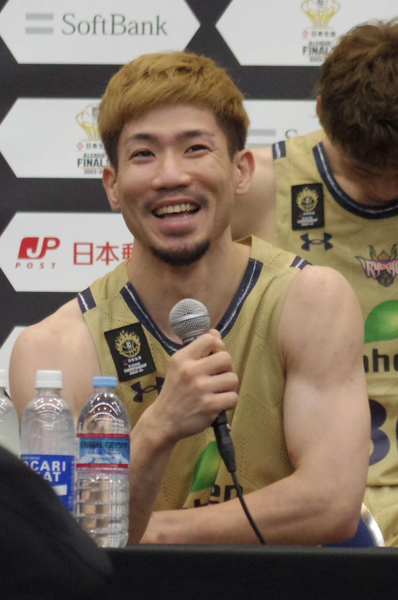 会見で笑顔を見せるB1琉球の岸本