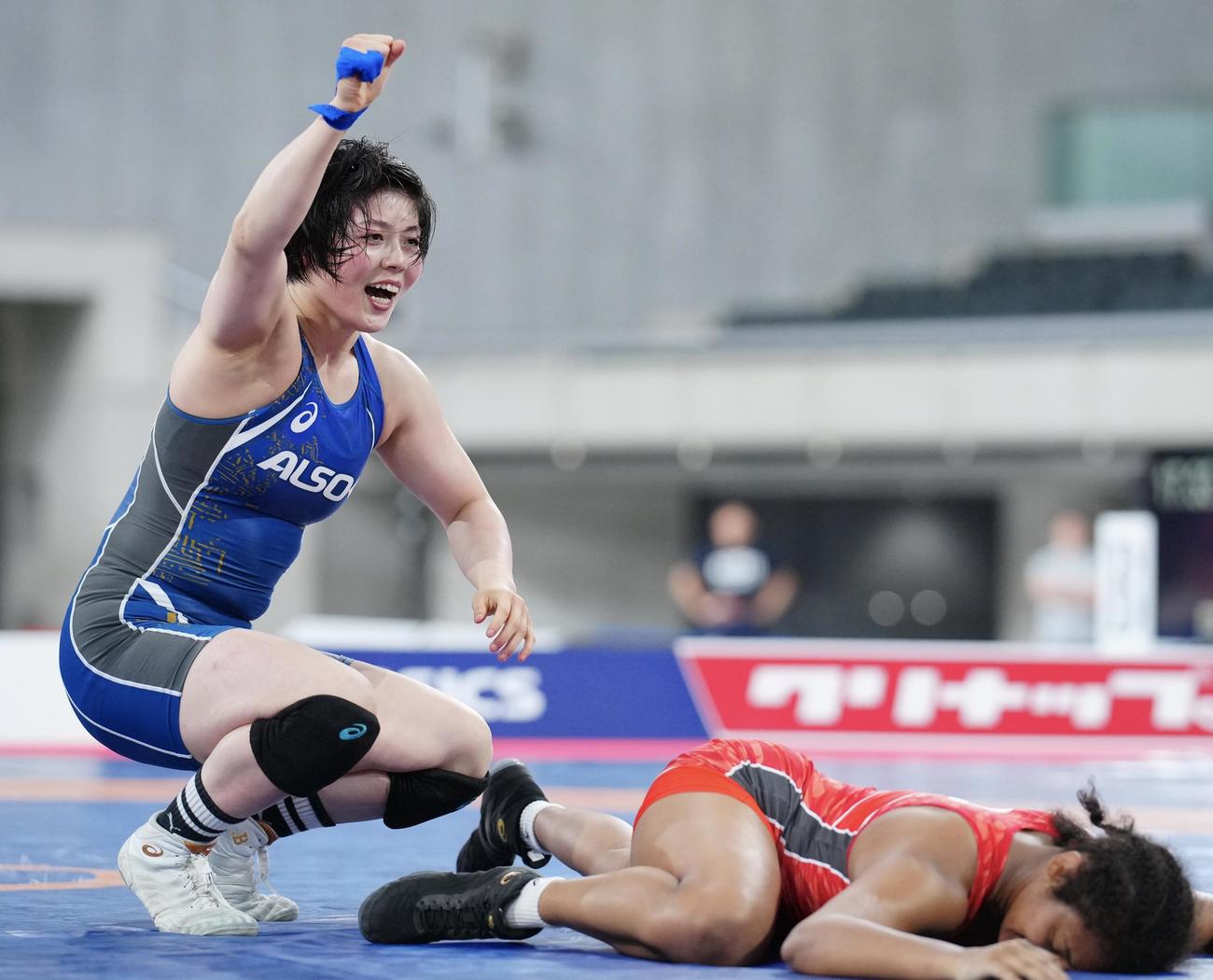 女子レスリング65キロ級決勝、類家直美対森川美和　勝利で優勝を決めガッツポーズする森川（左）（撮影・垰建太）