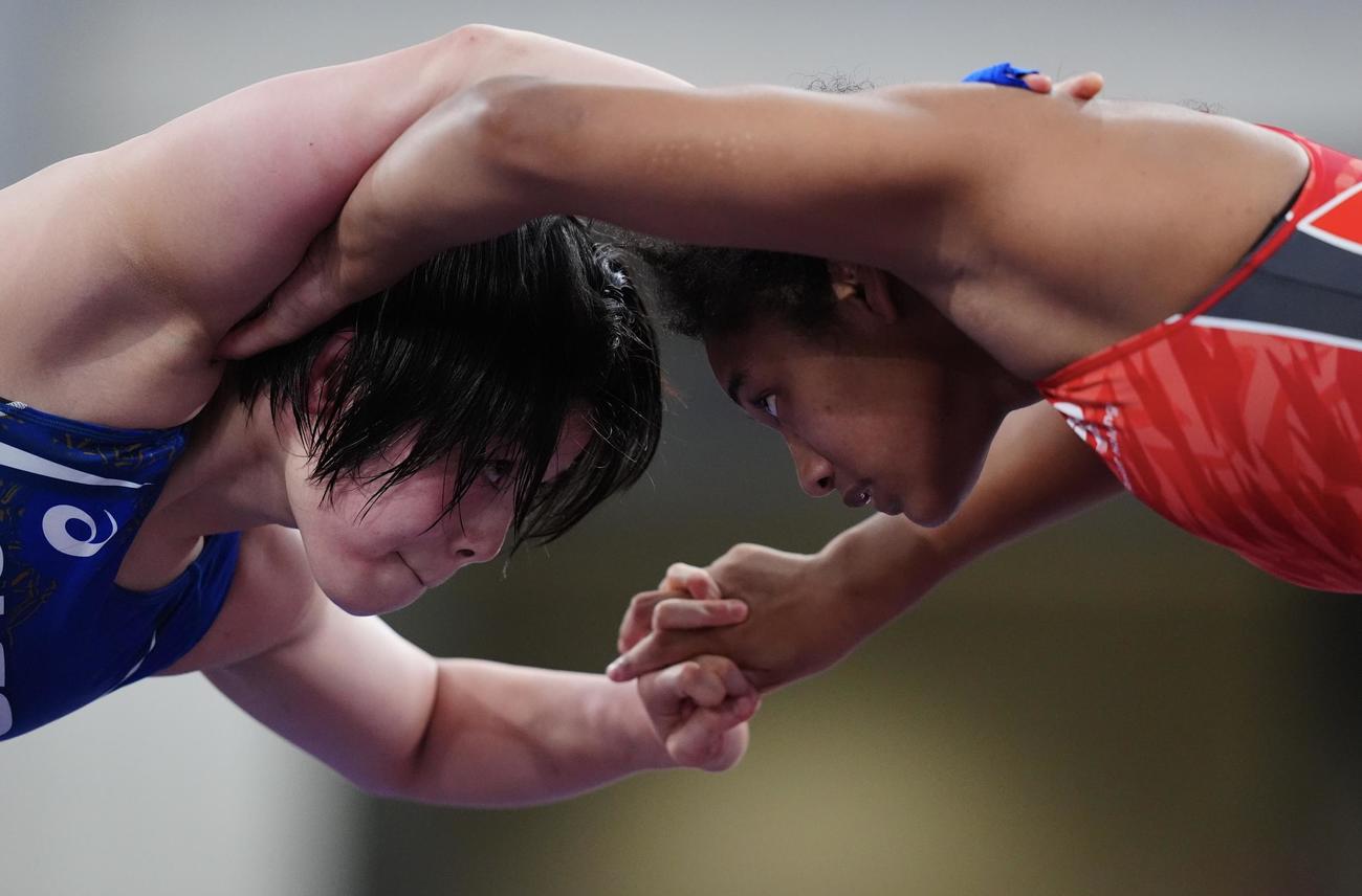女子レスリング65キロ級決勝、類家直美対森川美和　がっちり組み合う類家（右）と森川（撮影・垰建太）