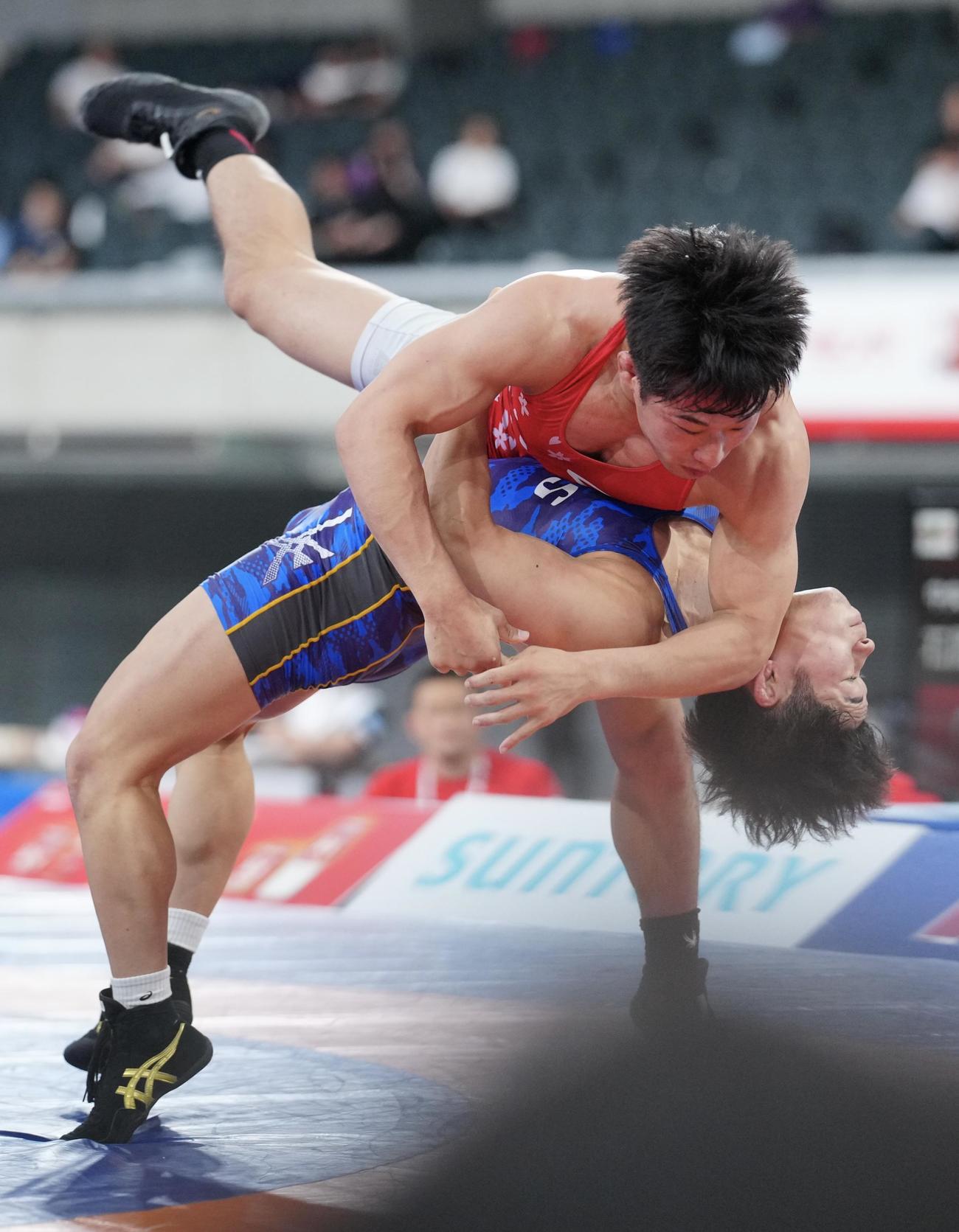 男子グレコローマン72キロ級決勝、石原三四郎対清水賢亮　豪快な投げで勝利する清水（下）（撮影・垰建太）
