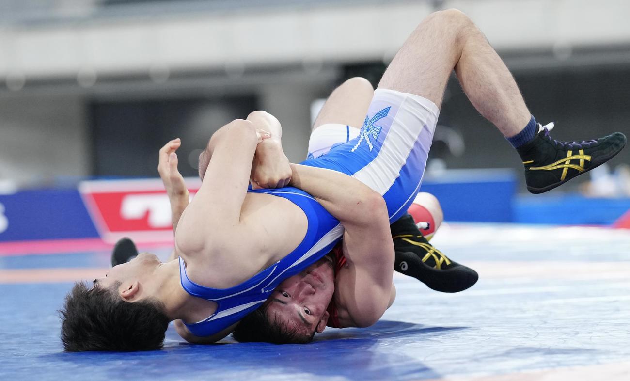 男子グレコローマン77キロ級決勝、島袋慶生対山田脩　山田（下）の身体を返す島袋（撮影・垰建太）