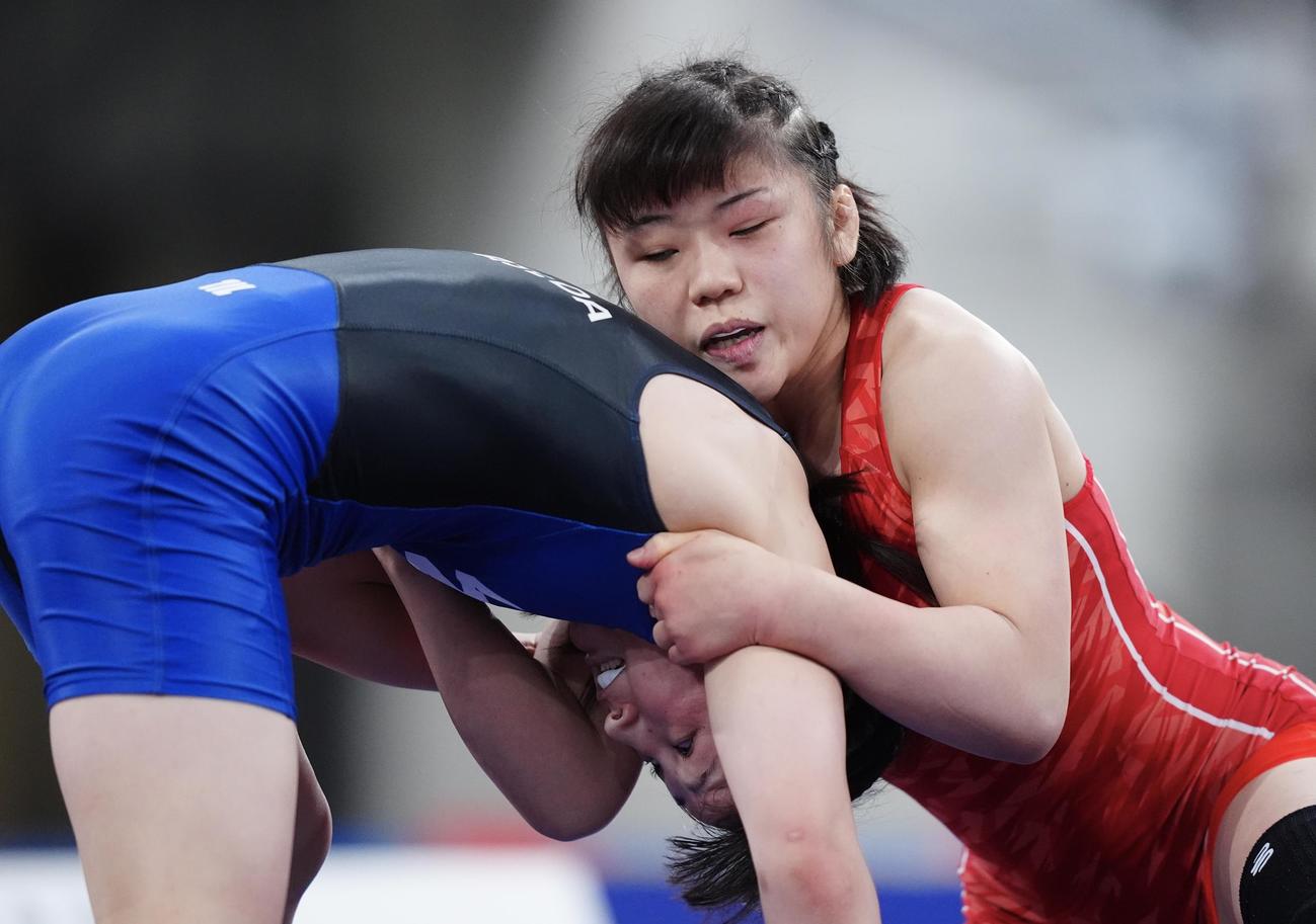 女子レスリング50キロ級決勝、吉元玲美那対伊藤海　攻める吉元（右）（撮影・垰建太）