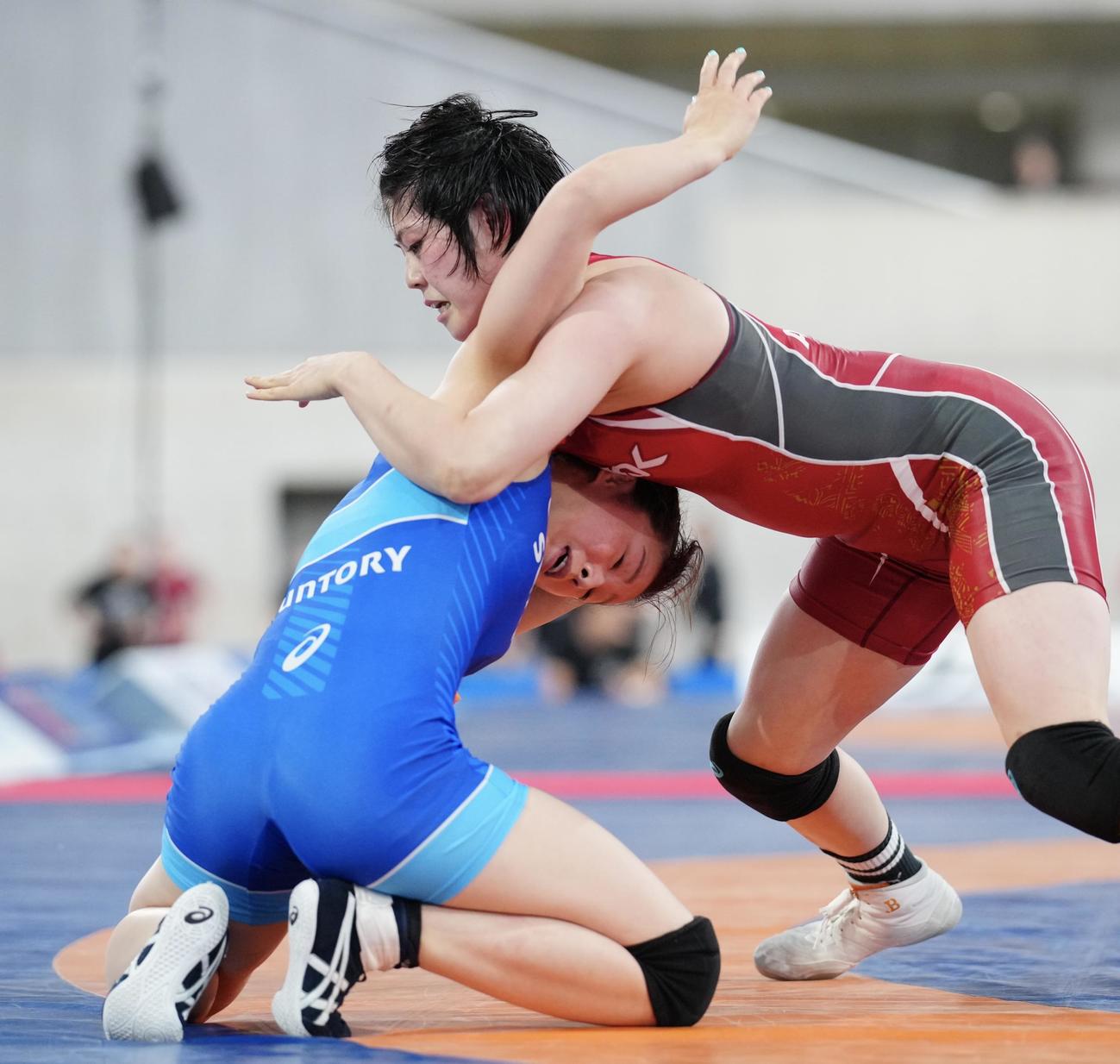 女子レスリング65キロ級・準々決勝、森川（右）に攻められる恒村（撮影・垰建太）