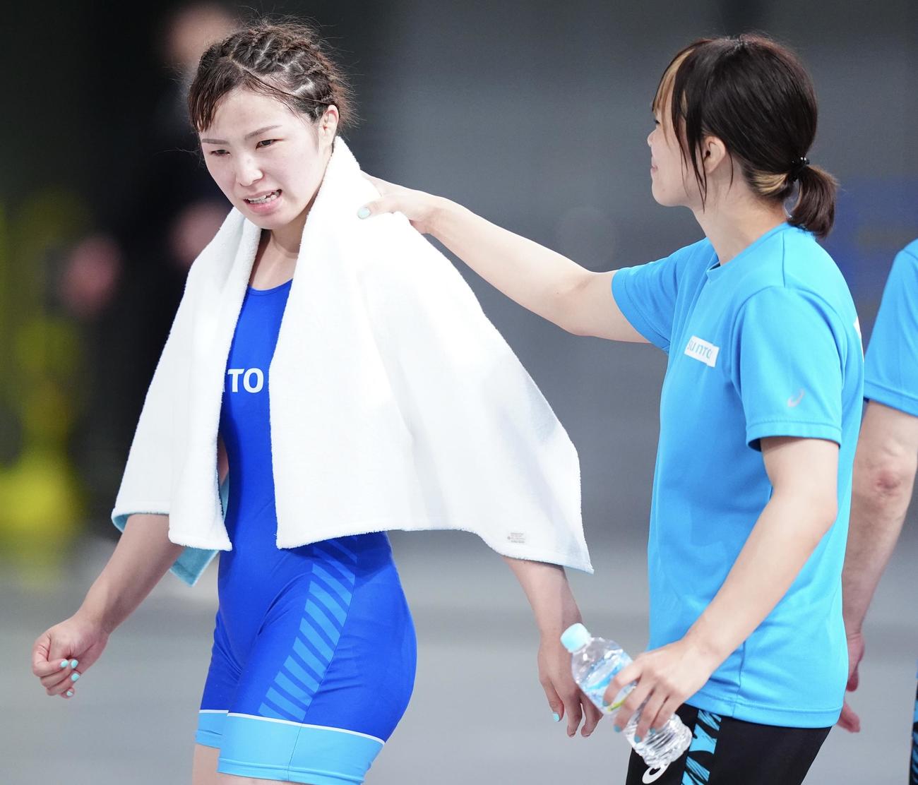 女子レスリング65キロ級・準々決勝、試合に敗れ恒村（左）は姉の金城のねぎらいを受ける（撮影・垰建太）