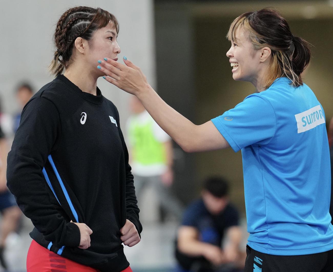 女子レスリング65キロ級・1回戦、恒村友香子対吉川海優　1回戦に臨む恒村友香子（左）に笑顔で声をかける姉の金城梨紗子（撮影・垰建太）