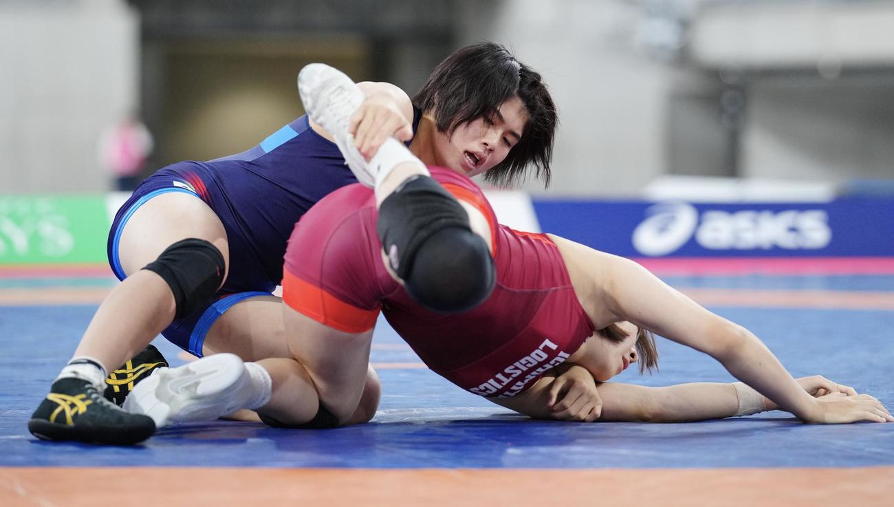 女子レスリング68キロ級決勝、宮道りん対星野レイ　攻める星野（左）（撮影・垰建太）