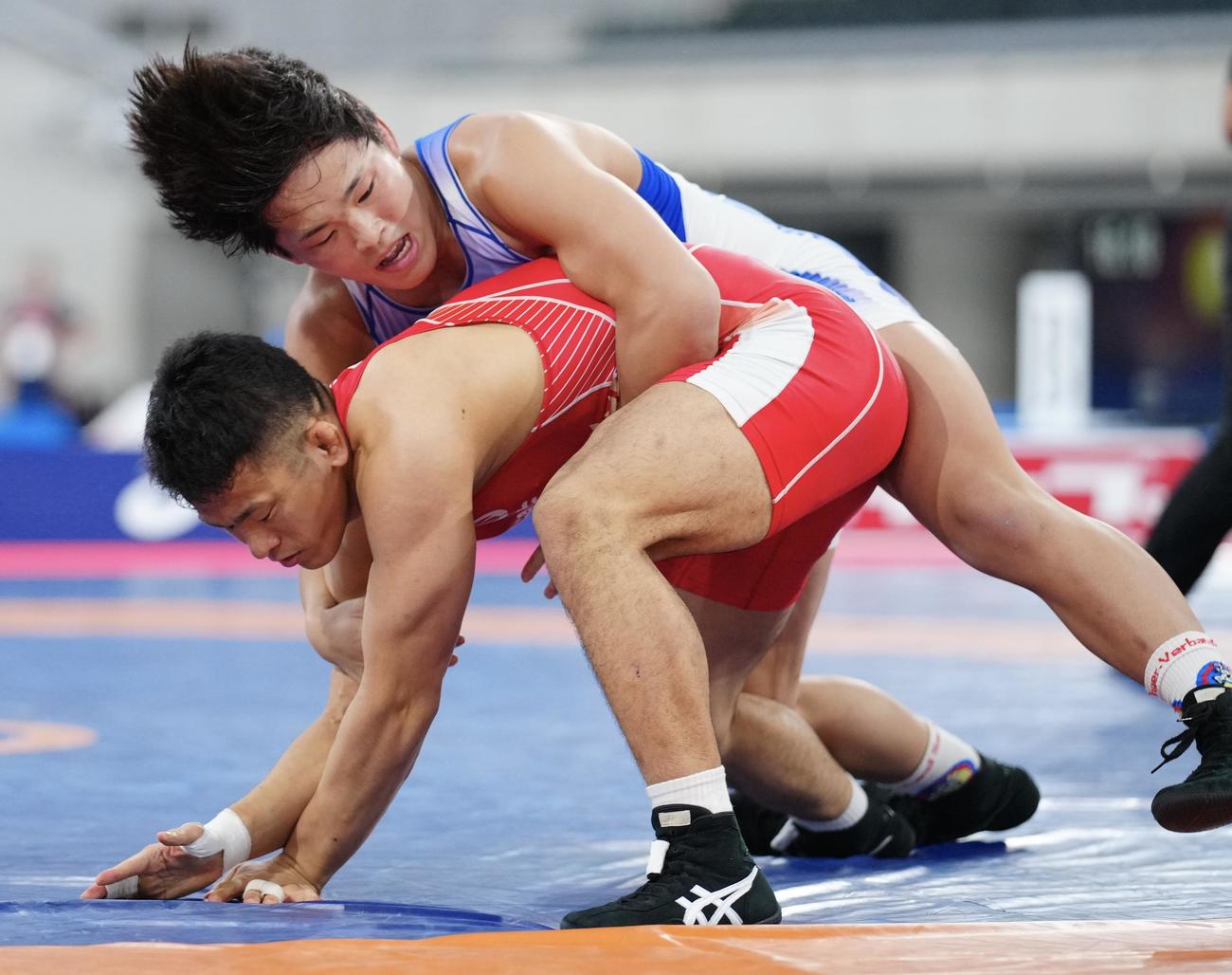 男子フリースタイル74キロ級決勝、志賀晃次郎対山下凌弥　攻める山下（右）（撮影・垰建太）