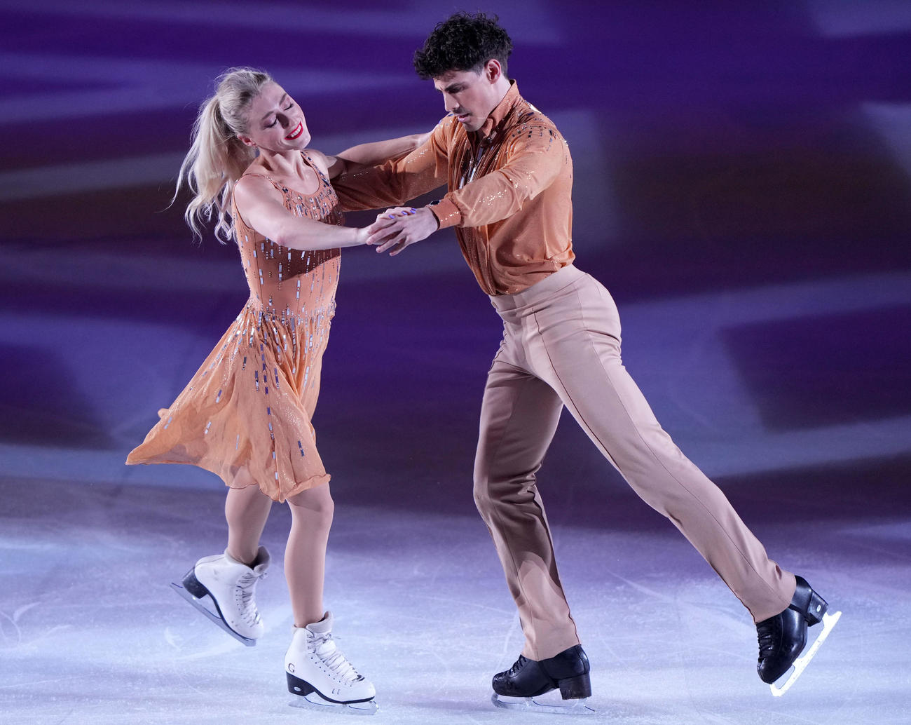 ファンタジーオンアイス2024で演技するパイパー・ギレス、ポール・ポワリエ組（撮影・横山健太）