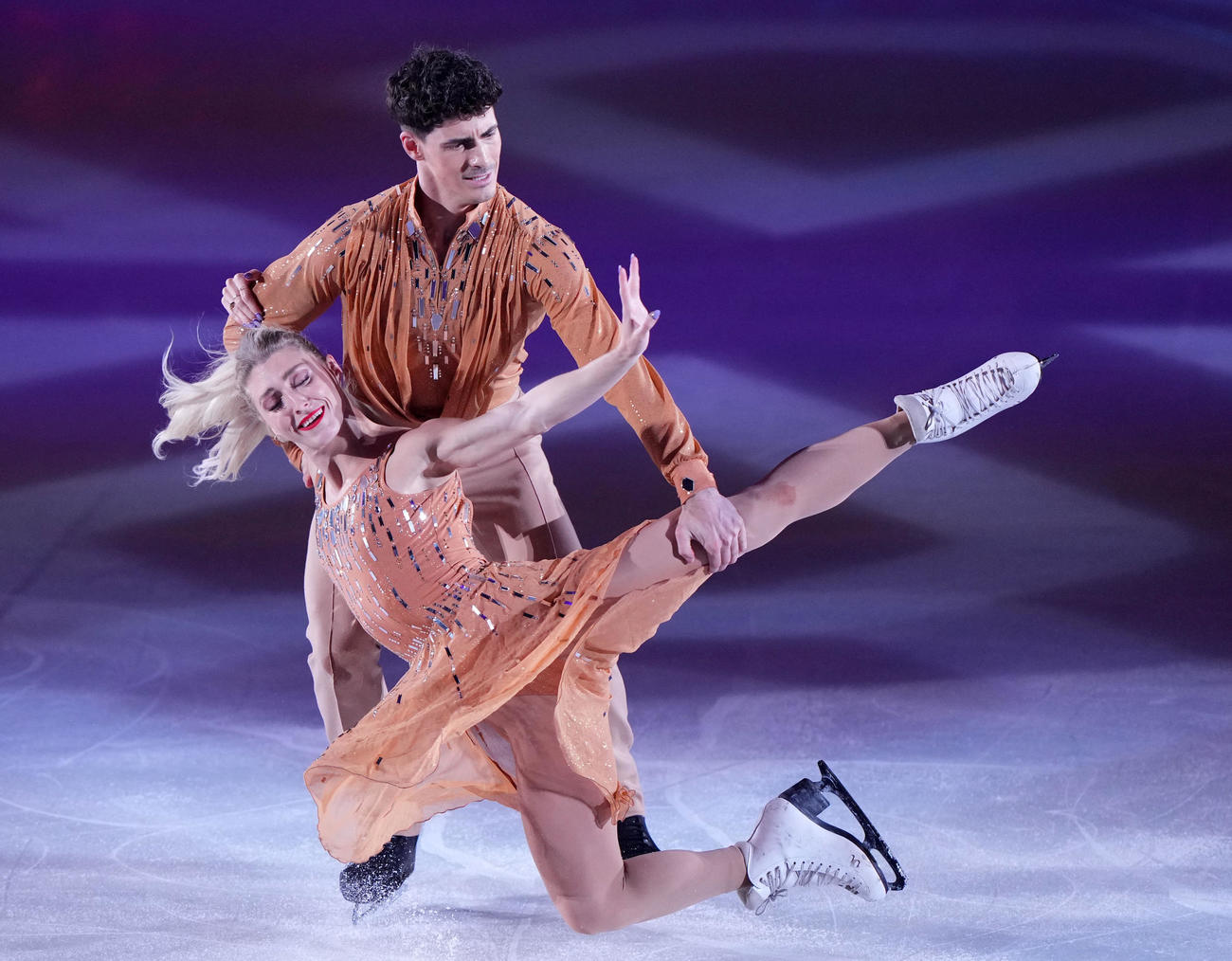 ファンタジーオンアイス2024で演技するパイパー・ギレス、ポール・ポワリエ組（撮影・横山健太）