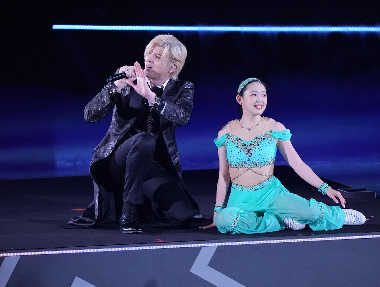 ファンタジーオンアイス2024で熱唱する城田優。右は青木祐奈（撮影・横山健太）