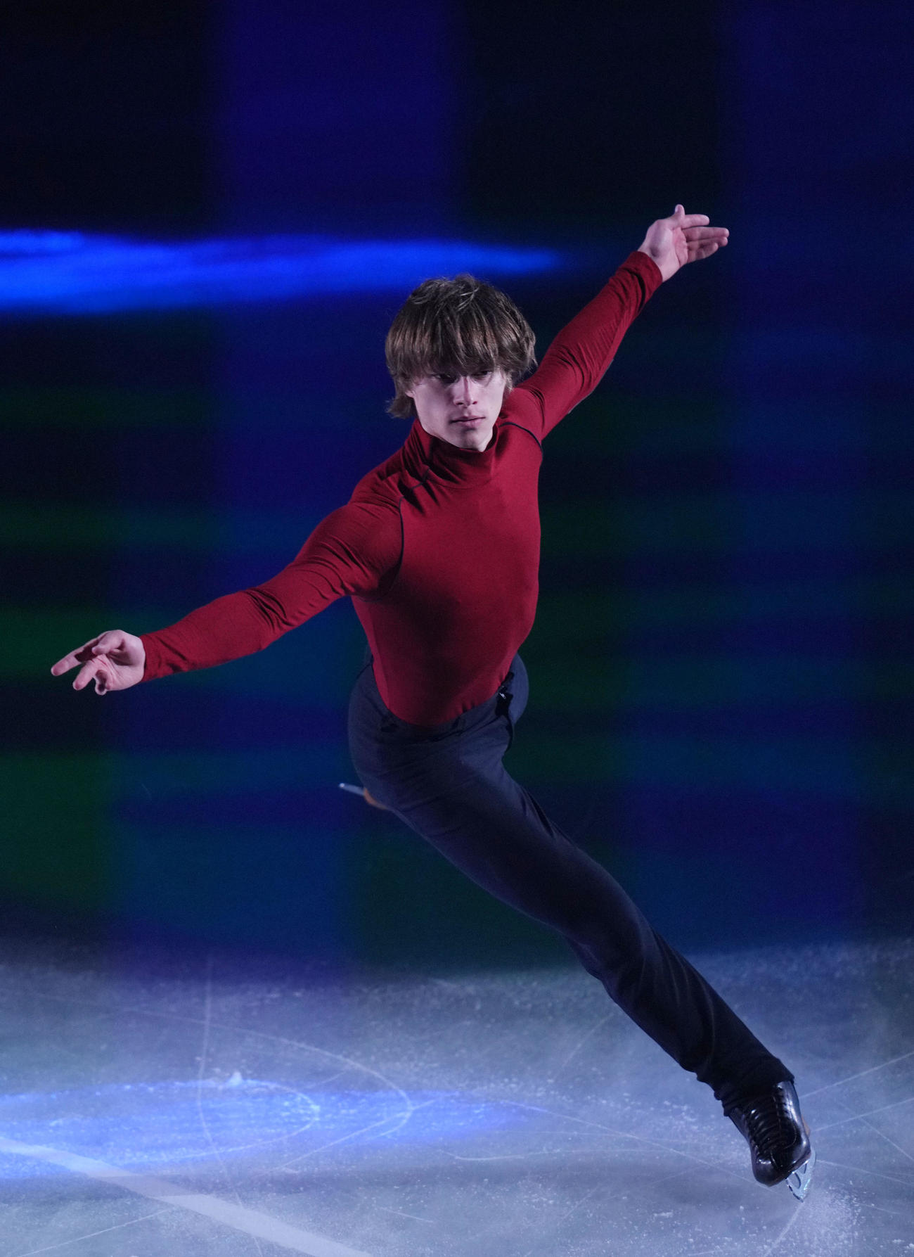 ファンタジーオンアイス2024で演技するデニス・バシリエフス（撮影・横山健太）
