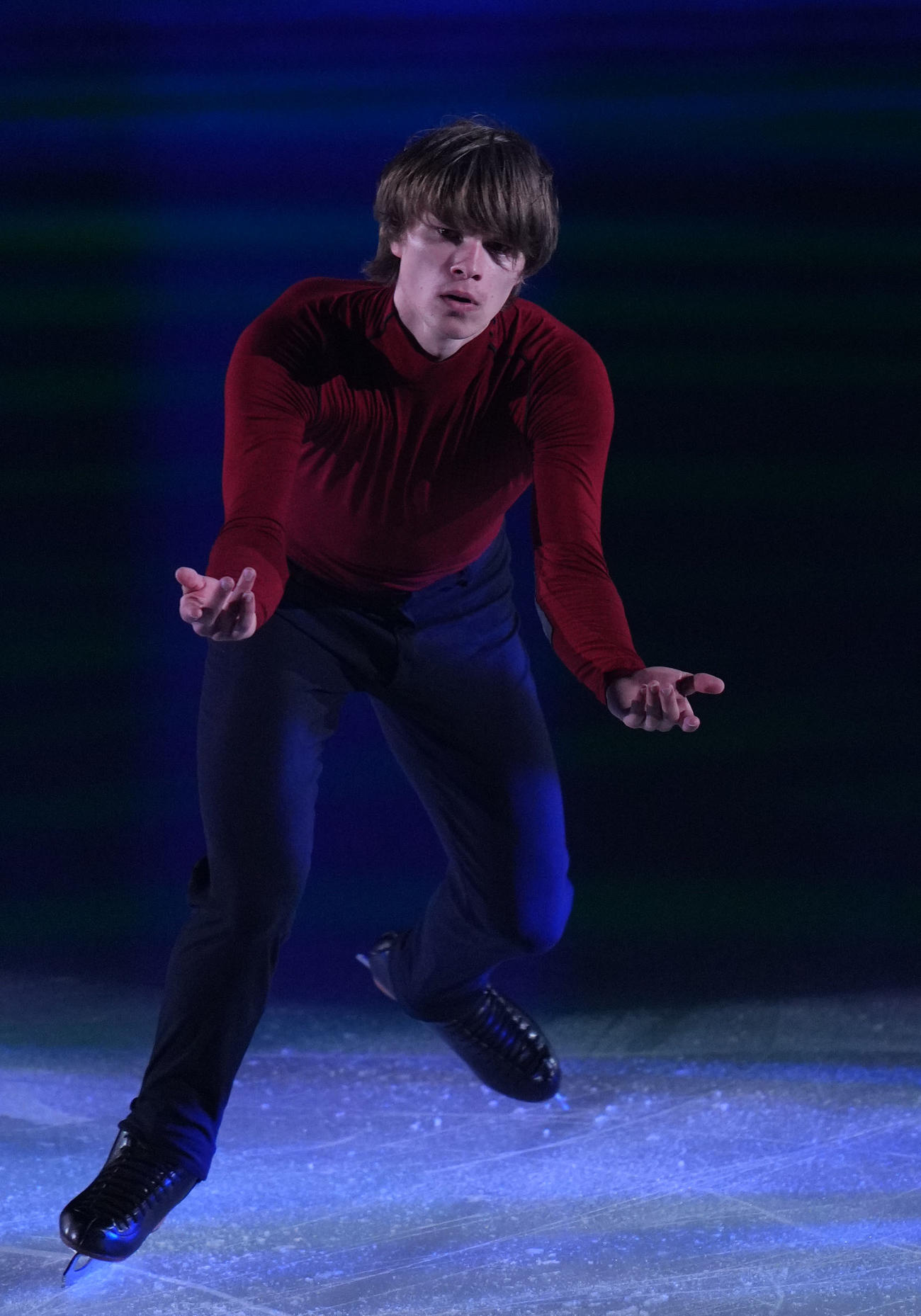 ファンタジーオンアイス2024で演技するデニス・バシリエフス（撮影・横山健太）