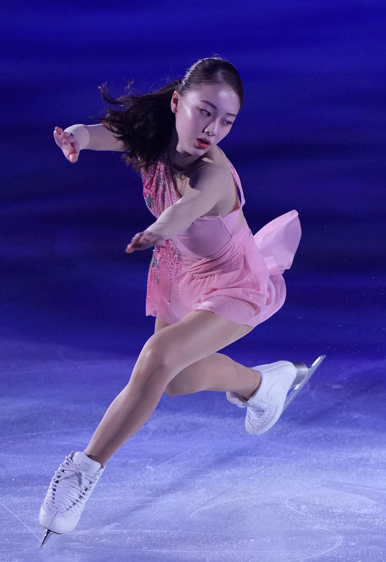 ファンタジーオンアイス2024で演技する上薗恋奈（撮影・横山健太）