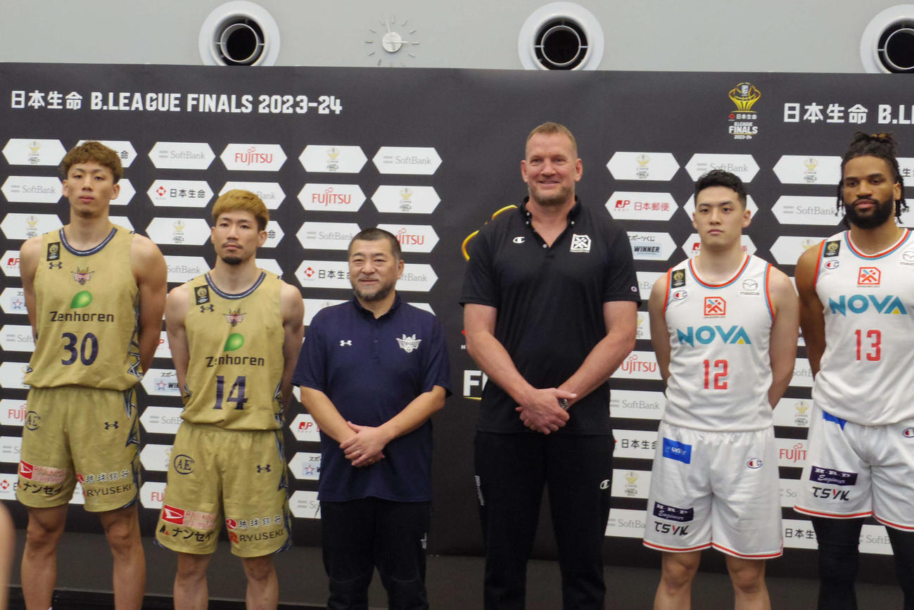 左から琉球の今村、岸本、桶谷監督、広島のミリング監督、中村、エバンス監督